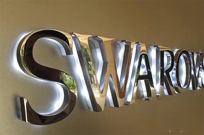 Chữ Inox Hắt Sáng Chân Hiệu Ứng Dạ Đèn LED Thiết kế chữ inox hắt sáng chân là một quy trình đòi hỏi sự tỉ mỉ, chính xác và óc thẩm mỹ cao