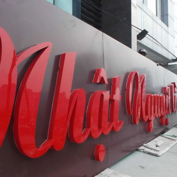 Chữ Mica Cắt Laser CNC Đa Dạng Màu Sắc Cấu trúc và kiểu dáng của chữ mica cũng rất đa dạng, mỗi loại đều mang đến hiệu quả thẩm mỹ và chức năng khác nhau